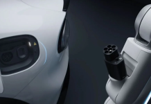 Xiaomi ra mắt cánh tay robot tự động cắm rút sạc xe điện tại nhà